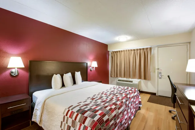 غرفة بسرير كينج لذوي الإعاقة، Red Roof Inn Kalamazoo East 4/9