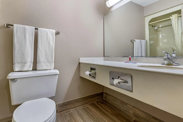 غرفة بسرير كوين، Econo Lodge Florence - Darlington 2/2