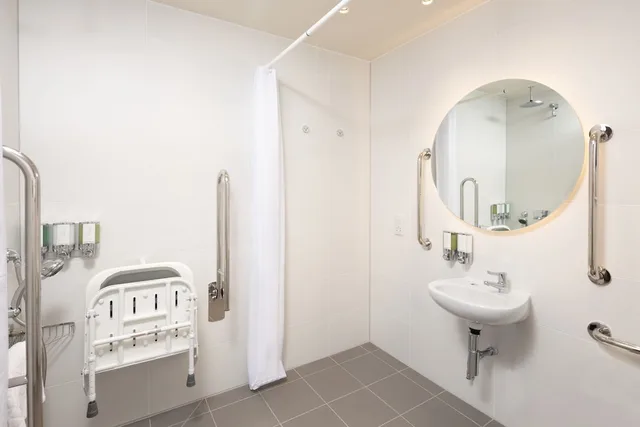Room, Queen Bed, No Window, Accessible، Hampton by Hilton London Old Street 4/4