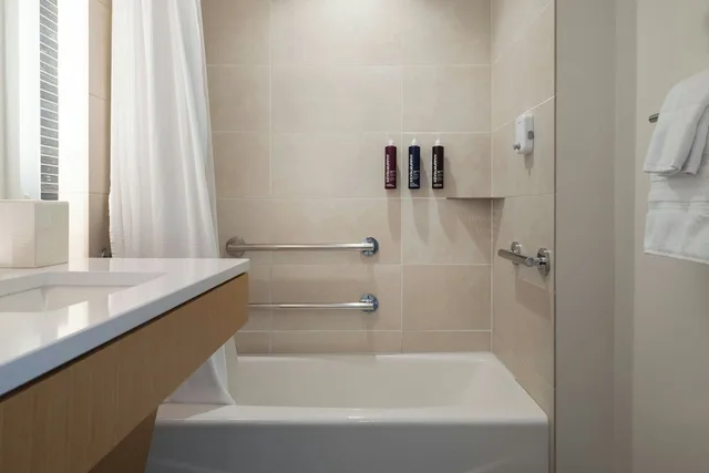 غرفة ديلوكس بسرير كينج بإطلالة على البحر، Renaissance Honolulu Hotel & Spa 4/5