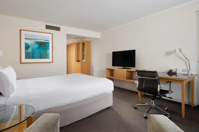 غرفة بريميوم بسرير كينج وسرير كوين بإطلالة على النهر بشرفة، Crowne Plaza Perth 8/10