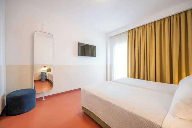 غرفة بسريرين منفصلين وسرير كينج بإطلالة على المسبح، Orion Hotel 6/10