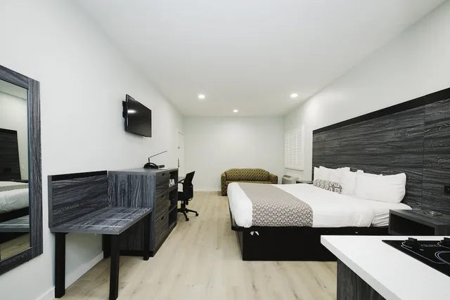 غرفة قياسية بسرير كينج بمطبخ صغير، Sapphire Inn & Suites- Deer Park 4/9