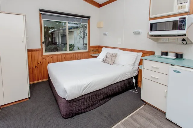 كابينة ديلوكس بسرير مزدوج وسرير بطابقين بغرفة نوم واحدة، Melbourne Big4 Holiday Park 6/10