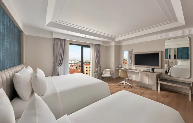 Executive, Triple, 1 King and 1 Single Beds, La Siesta Premium Lakeside 4/5