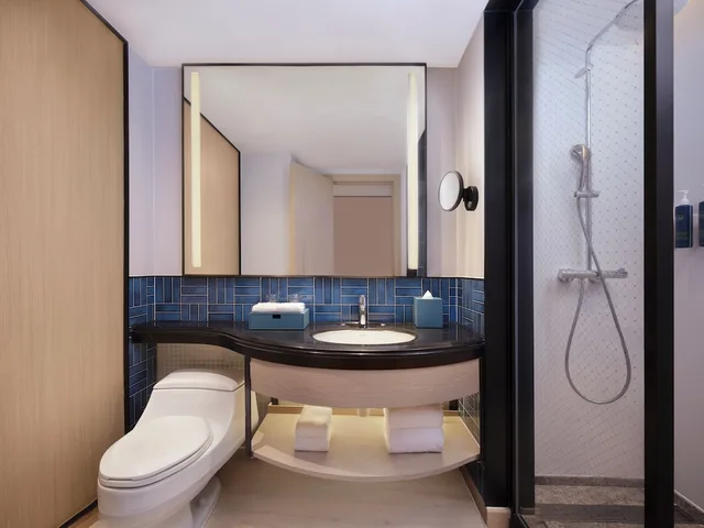 Premium, Queen Bed, Four Points By Sheraton 8/10