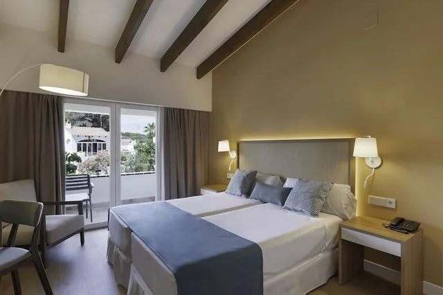 غرفة بإطلالة على الحديقة بشرفة مفردة بسرير مزدوج، AluaSoul Menorca - Adults Only 2/5