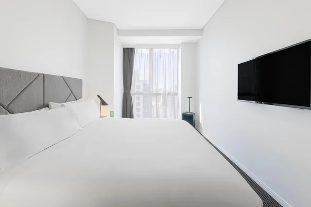 Suite, King Bed, Meriton Suites Herschel Street 1/3