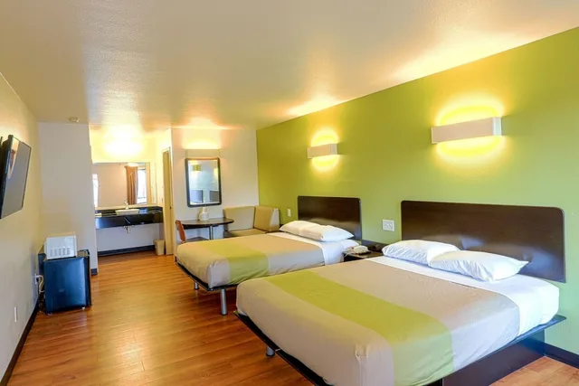 غرفة قياسية بسريرين كوين للمدخنين، Motel6 Longview Tx North 3/9