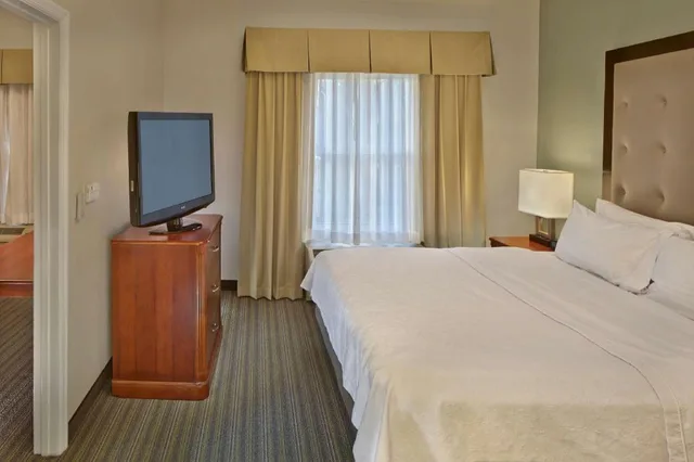 جناح بسرير كينج مع أريكة لذوي الإعاقة، Homewood Suites By Hilton Daytona Beach Speedway-Airport 1/6