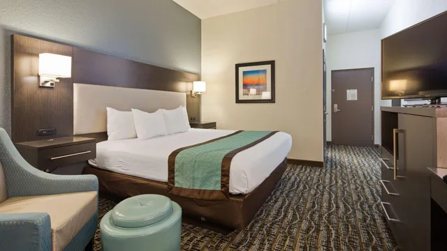 غرفة بسرير كينج بحوض استحمام لذوي الإعاقة، Best Western Waldo Inn and Suites 6/7