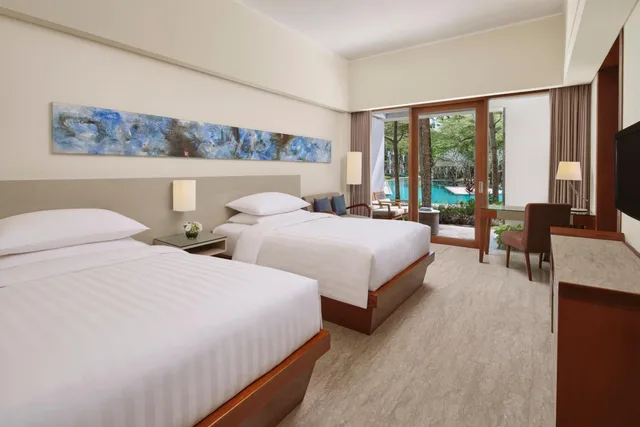 غرفة ديلوكس بسرير كينج بإطلالة على المسبح بشرفة، Courtyard By Marriott Bali Nusa Dua Resort 2/3