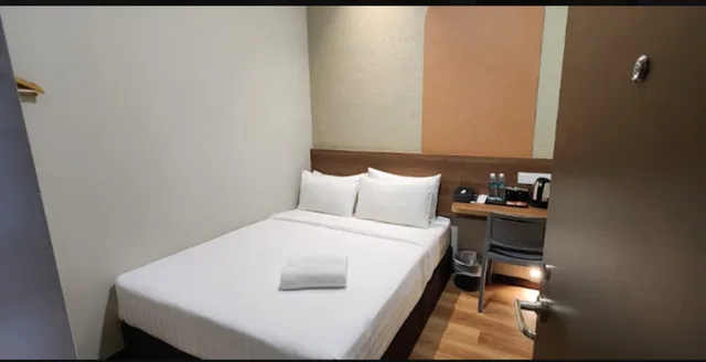 Mini, Queen Bed, No Window، The Square Hotel 1/2