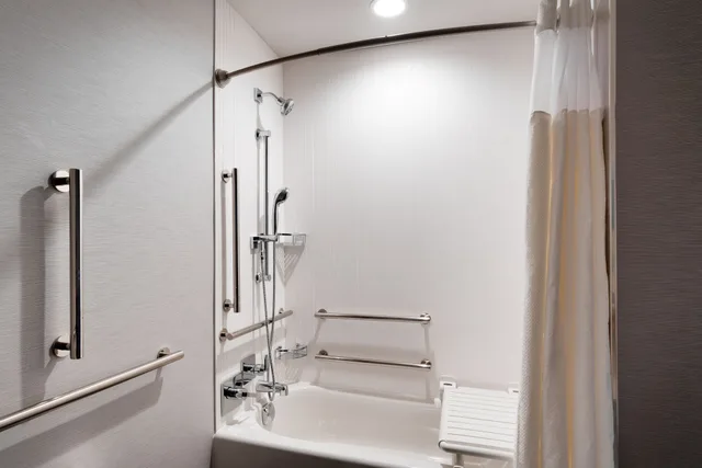 غرفة قياسية بسريرين كوين، Courtyard by Marriott Ames 3/3