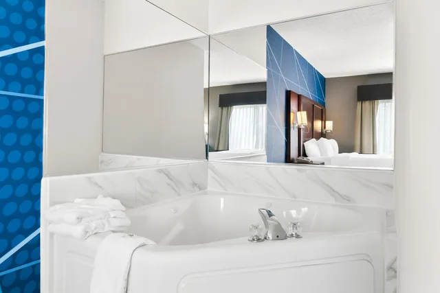 جناح سوبيريور بسرير كينج، Holiday Inn Express & Suites Southfield - Detroit 4/4