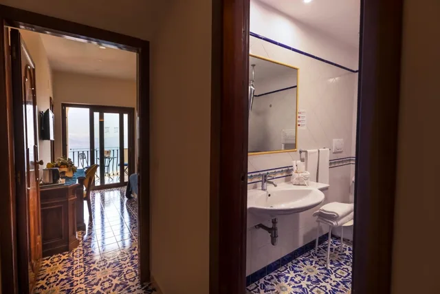 غرفة بسرير مزدوج أو سريرين منفصلين بإطلالة على البحر بشرفة، GRAND HOTEL HERMITAGE 9/10