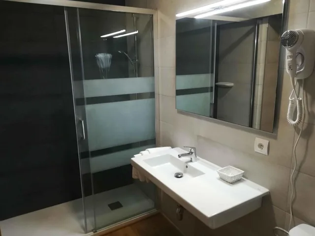 غرفة ثلاثية، Hotel Vicente 8/8