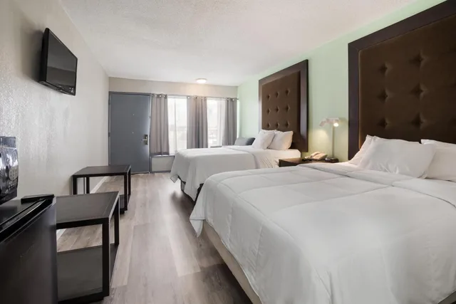 Adjoining, Suite, 2 Double Beds, Smoking, Accessible، Americas Best Value Inn Blytheville 6/10