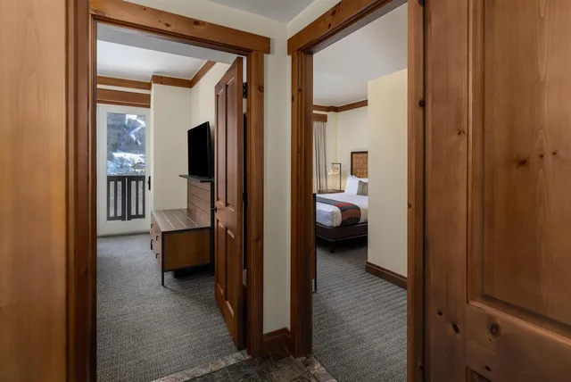 2 Bedrooms, Alpine, Suite, 1 King and 2 Double Beds، The Lodge At Spruce Peak 6/6