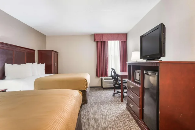 غرفة بسريرين كوين، Clarion Inn and Suites Grand Rapids Airport 5/7