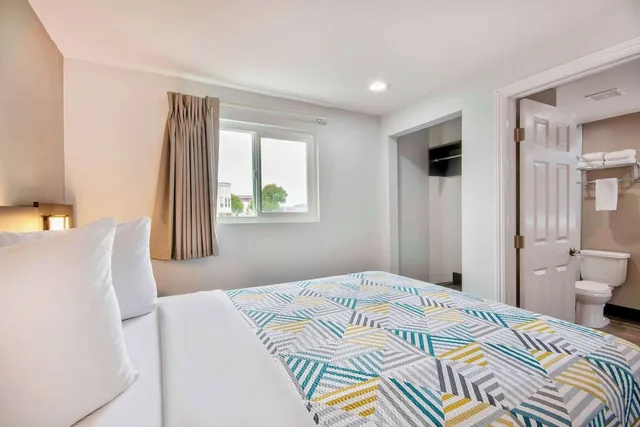 غرفة قياسية بسرير كينج بمطبخ صغير، Studio6 Eureka, CA - Old Town 2/10