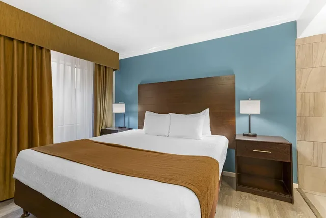 جناح بسرير كينج مع أريكة بحوض جاكوزي، Best Western InnSuites Tucson Foothills Hotel & Suites 4/10