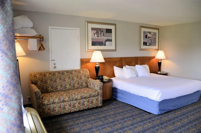 Upgrade, King Bed, Hot Tub، Days Inn by Wyndham Luray Shenandoah 7/10