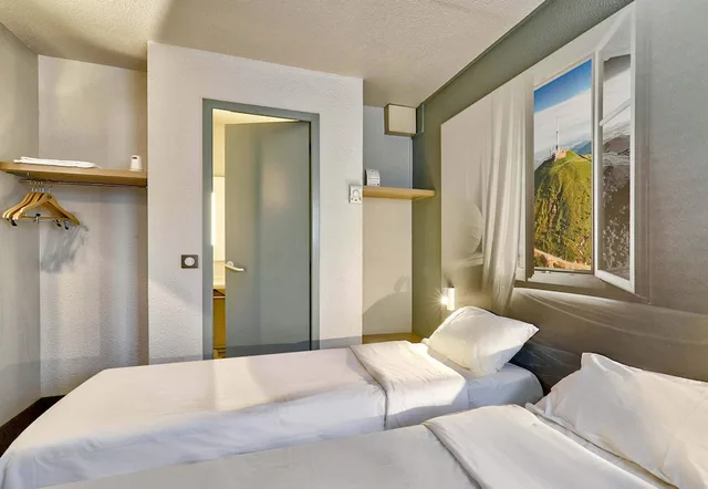 غرفة بسريرين منفصلين، B&B Hotel Clermont Ferrand Le Brezet Aeroport 1/4