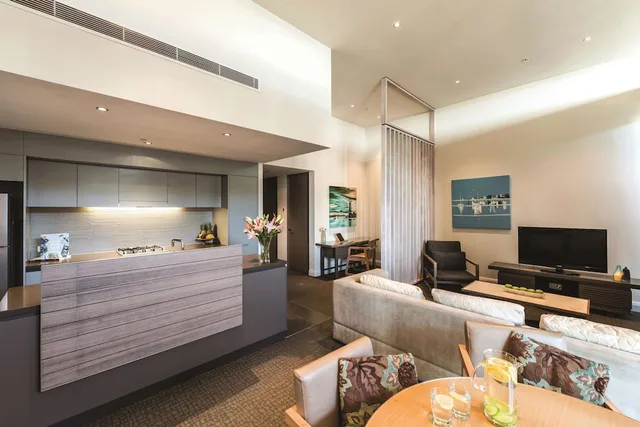 Oaks Redcliffe Mon Komo Suites, North Lakes, Narangba 10/77