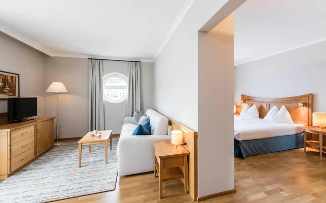 جناح بسرير كوين مع أريكة، Hotel Post 4/6