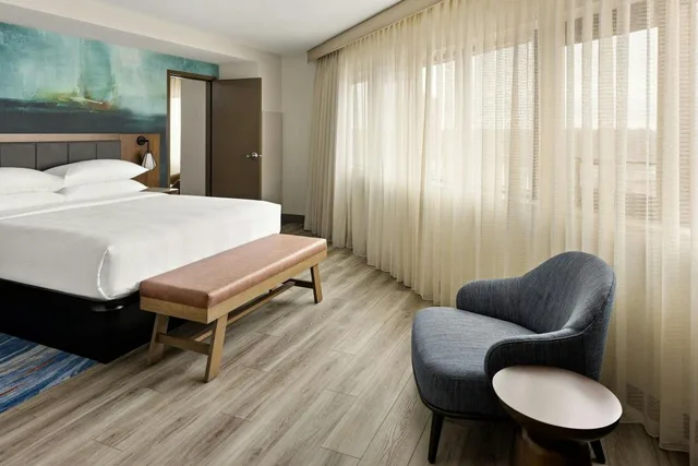 1 Bedroom, Suite, King Bed, Water View, Sofa، Oshkosh Waterfront Hotel & Conference Center 1/3