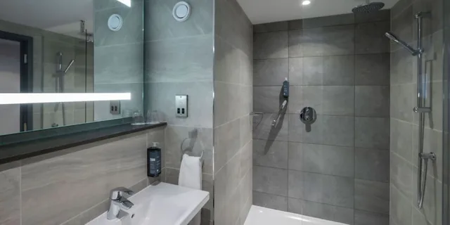 غرفة ديلوكس بسرير مزدوج وسرير فردي بإطلالة على البحر، Maldron Hotel Merrion Road 2/2