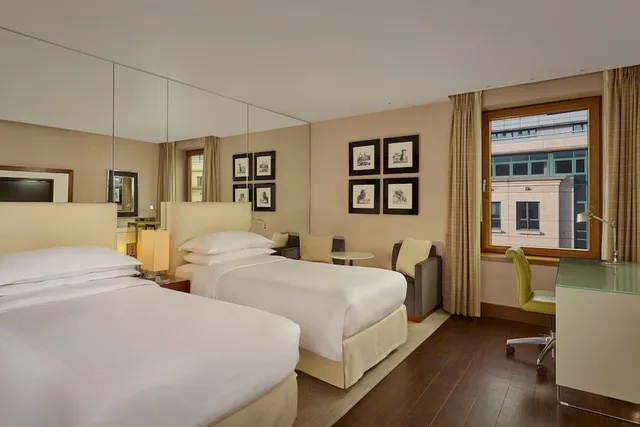 غرفة ديلوكس بسريرين منفصلين، Sheraton Grand Hotel And Spa 1/8