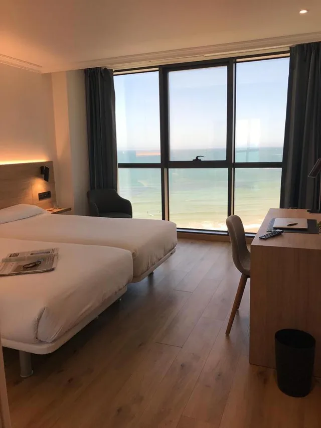 غرفة قياسية بسريرين منفصلين بإطلالة على البحر، Principe de Asturias Hotel 5/9