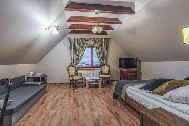 غرفة رباعية بسرير كوين مع أريكة، Royal Residence 6/10