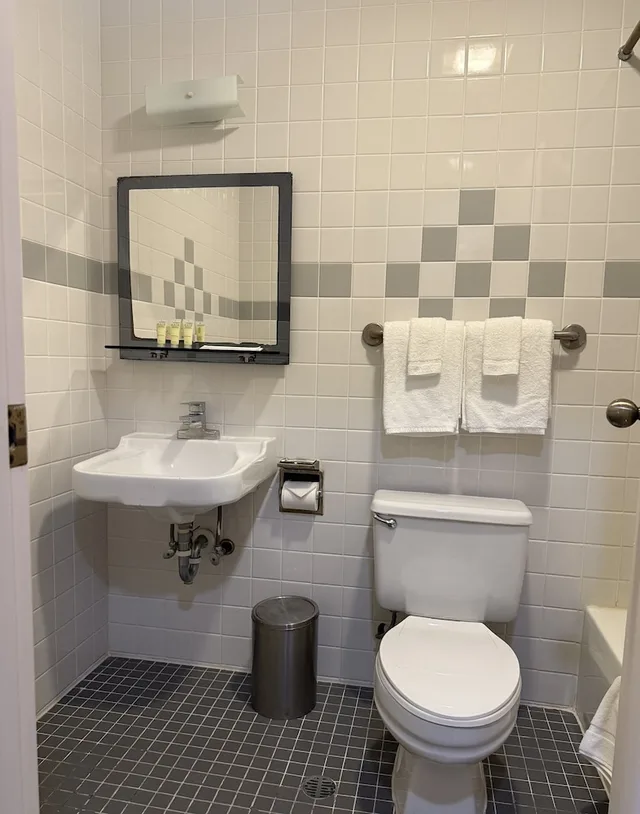 Room, Queen Bed, Harmon Loop Hotel 6/7