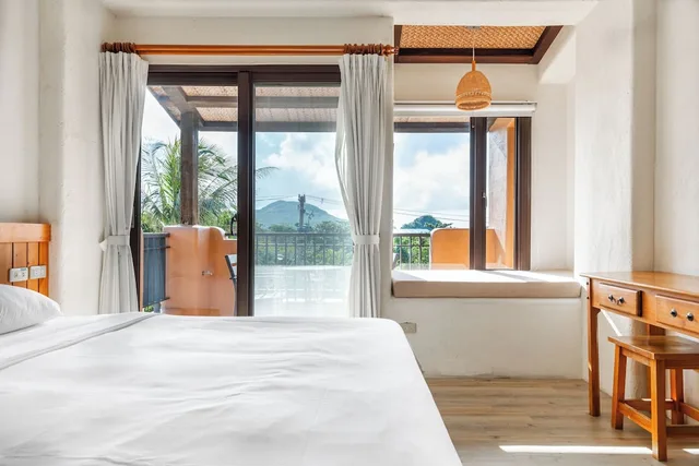 غرفة ثلاثية بسرير كوين وسرير فردي بإطلالة على الجبل بشرفة، Kenting Fairyland & Farm Guest House 2/9