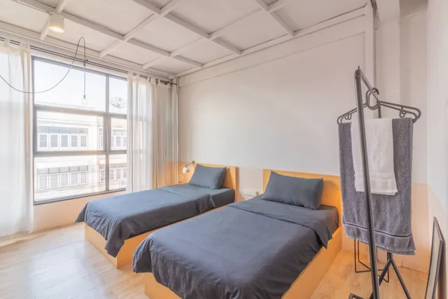 Standard Twin Room with Private Bath، Beige Poshtels Hostel 1/4