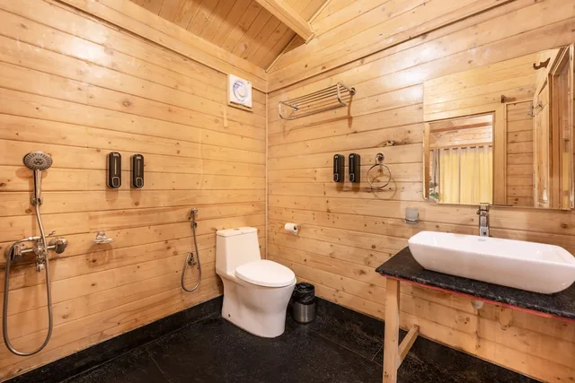 غرفة تقليدية بسرير كينج بإطلالة على الجبل بشرفة، Echor Himalayan Heights Luxe Manali 4/4