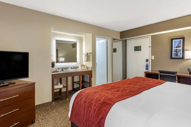 غرفة بسرير كينج لذوي الإعاقة، Comfort Inn & Suites Little Rock Airport 1/3