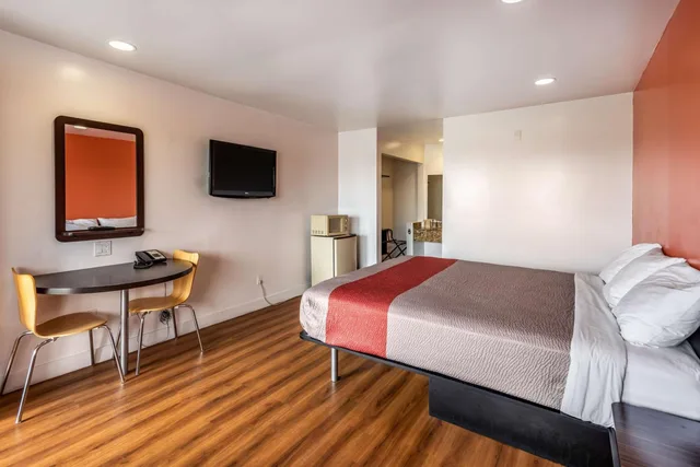 غرفة بسرير كينج، Motel6 Gardena, CA - South 1/1