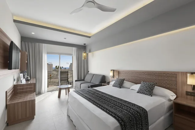 غرفة كبيرة بسريرين منفصلين مع أريكة، Hotel Riu Palace Santa Maria - All Inclusive 1/5