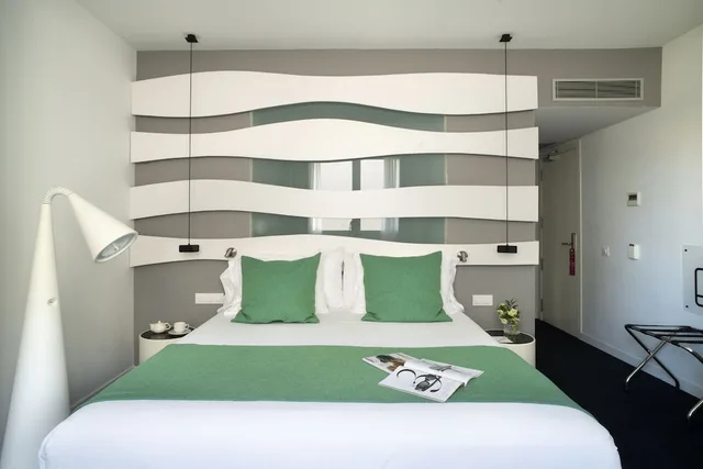 Deluxe, 1 Queen and 1 Single Bed, with Extra Bed, Allegro Barcelona 3/5