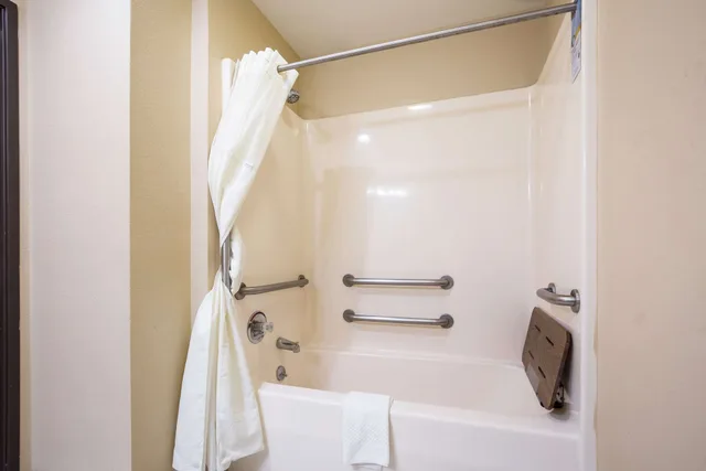 غرفة قياسية بسرير كوين لذوي الإعاقة، Quality Inn & Suites Caseyville - St. Louis 6/6