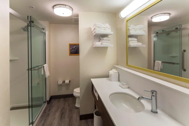 غرفة، Hampton Inn and Suites Atlanta Midtown 6/6