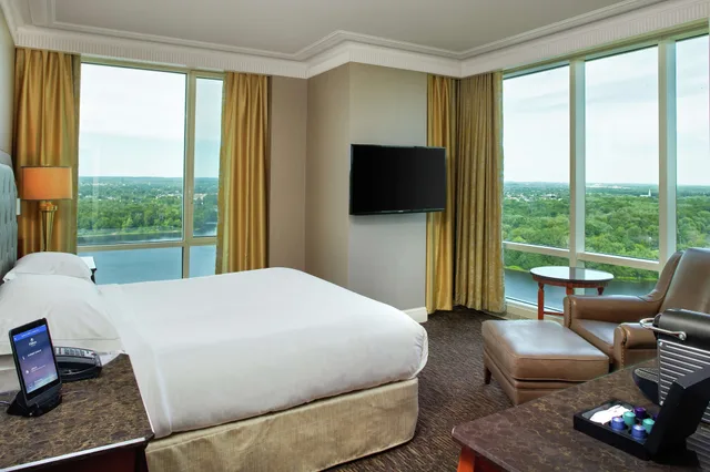 جناح بسرير كينج مع دخول صالة النادي، Hilton Lac Leamy 1/5