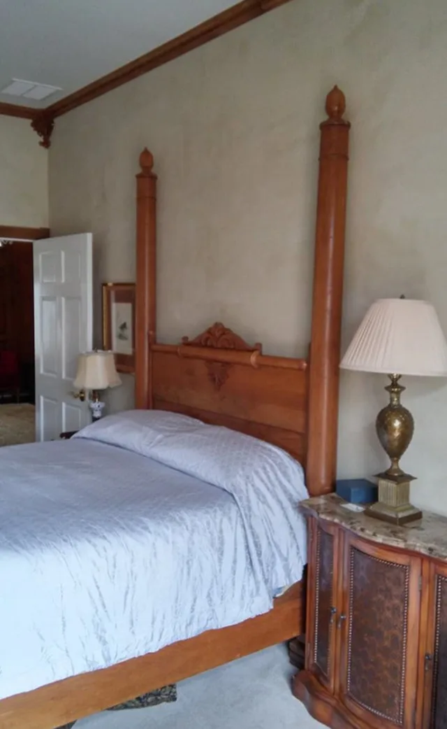 Oak, Queen Bed، Inntiquity A Country Inn 2/3