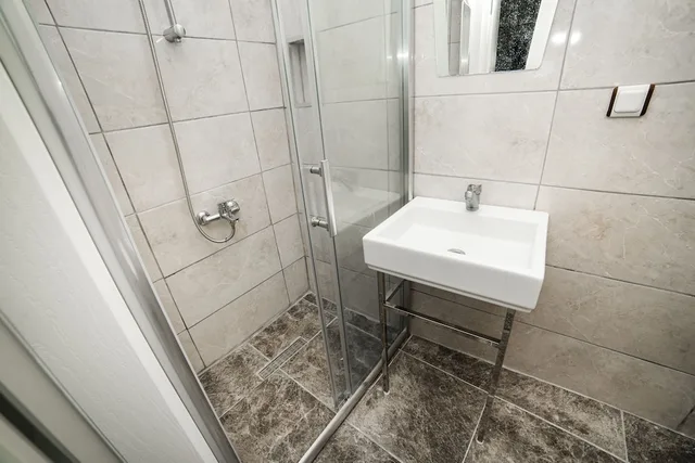 غرفة اقتصادية رباعية بسرير كوين وسريرين منفصلين، Limonata Butik Otel Assos 2/3