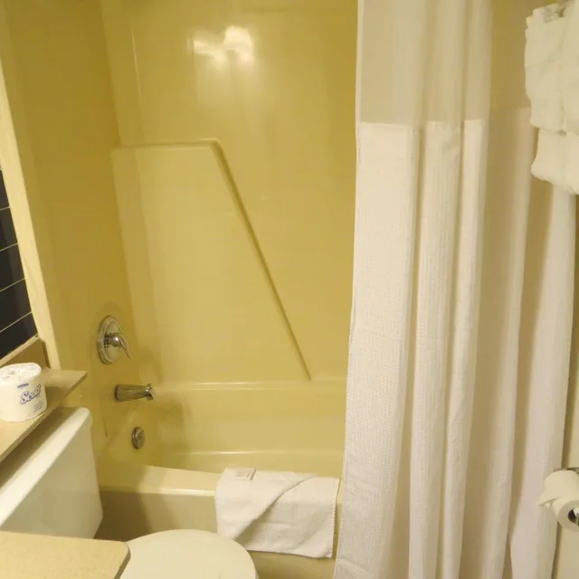 Room, King Bed, Queen Bed, Main Floor، Travelodge by Wyndham Edmonton West 6/6