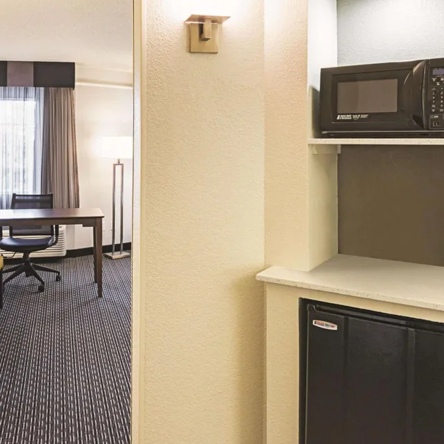 غرفة ديلوكس بسرير كينج، La Quinta Inn & Suites by Wyndham Fort Worth North 4/4